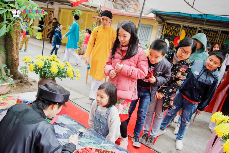 Programa “Primavera con lindos trajes” brinda valores culturales a niños hanoyenses - ảnh 3