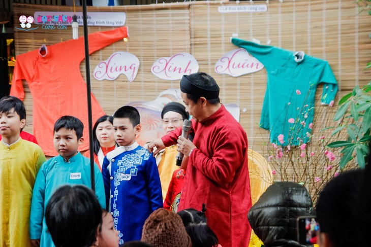 Programa “Primavera con lindos trajes” brinda valores culturales a niños hanoyenses - ảnh 2