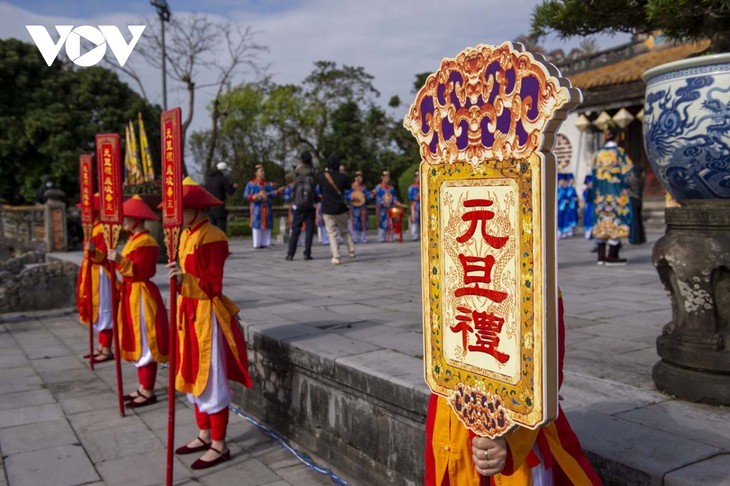 Reproducción del acto de​ adoración del primer día del Año Nuevo Lunar en Hue - ảnh 8
