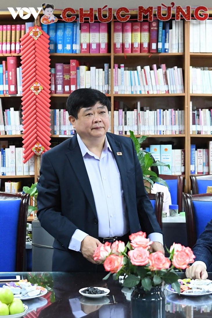 VOV-Intendant Nguyen The Ky überreicht Bücher an VOV-Bibliothek - ảnh 1