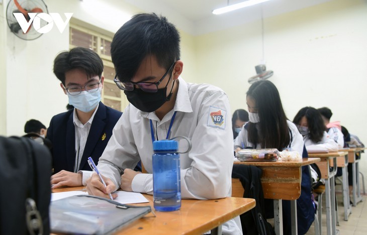 Los alumnos vietnamitas vuelven a la escuela con el cumplimiento de obligaciones antiepidémicas - ảnh 14