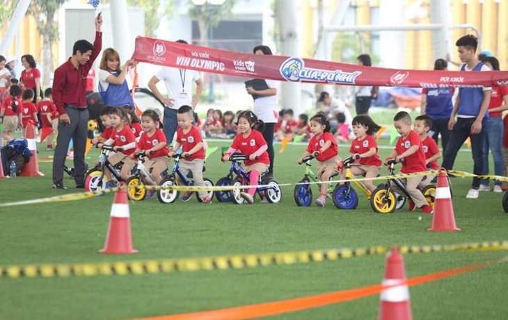 La bicicleta de equilibrio: el nuevo deporte recreativo de los niños vietnamitas - ảnh 1