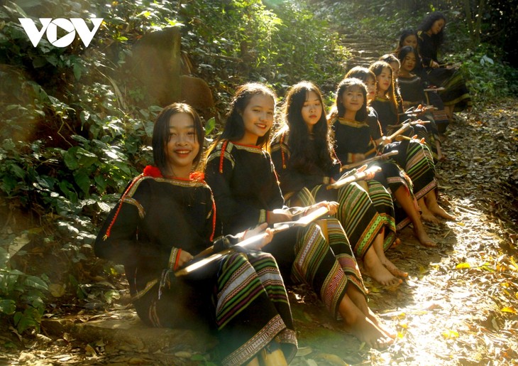 Intercambio artístico entre jóvenes apasionados por los gongs en Buon Ma Thuot - ảnh 2