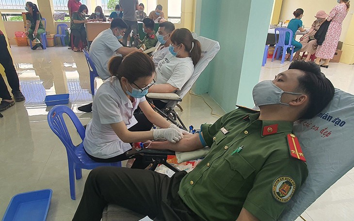 Voluntarios de Da Nang participan en la campaña de donación de sangre - ảnh 1