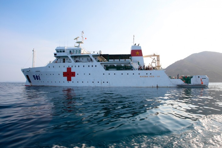 El buque hospital 561-Khanh Hoa-01 sirve al distrito insular de Truong Sa - ảnh 1
