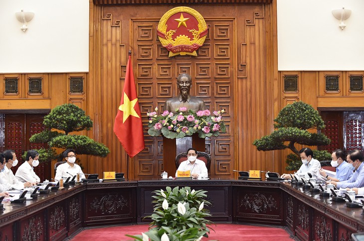 Jefe del Gobierno vietnamita: Recursos humanos son el factor decisivo para el desarrollo nacional - ảnh 1
