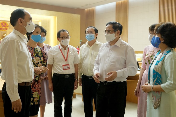 Premier vietnamita pide facilitar el desarrollo de vacunas contra el covid-19 - ảnh 1