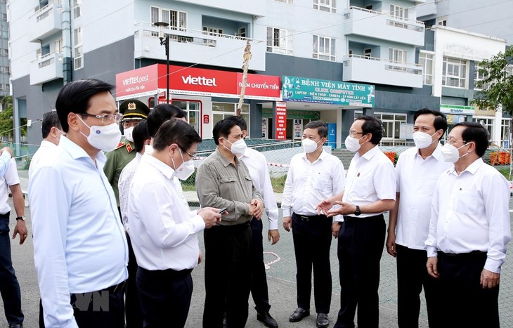 Premier vietnamita orienta la respuesta anti-coronavirus en Ciudad Ho Chi Minh y provincias vecinas - ảnh 1