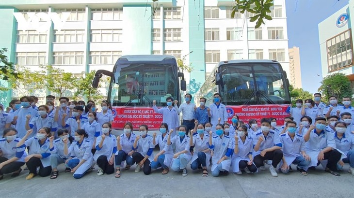 Profesionales médicos de Da Nang brindan ayuda a la provincia de Phu Yen en su lucha contra el coronavirus - ảnh 1