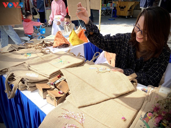 Marca local y ecológica en Hanói produce bolsos de arpillera - ảnh 2