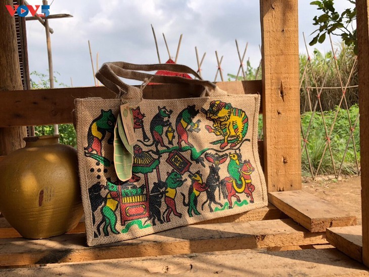 Marca local y ecológica en Hanói produce bolsos de arpillera - ảnh 5