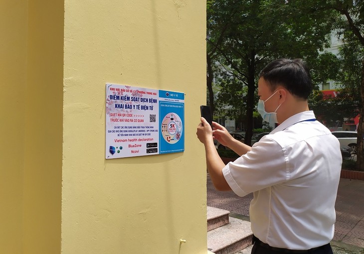 Muchas comunidades de Hanói se involucran en la lucha contra el covid-19 - ảnh 2