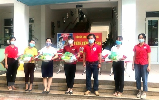 Cruz Roja de Vietnam acompaña a los pobladores en la lucha contra el covid-19 - ảnh 1
