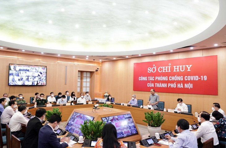 El presidente de Vietnam trabaja con el Mando de Prevención y Control del covid-19 de Hanói - ảnh 1