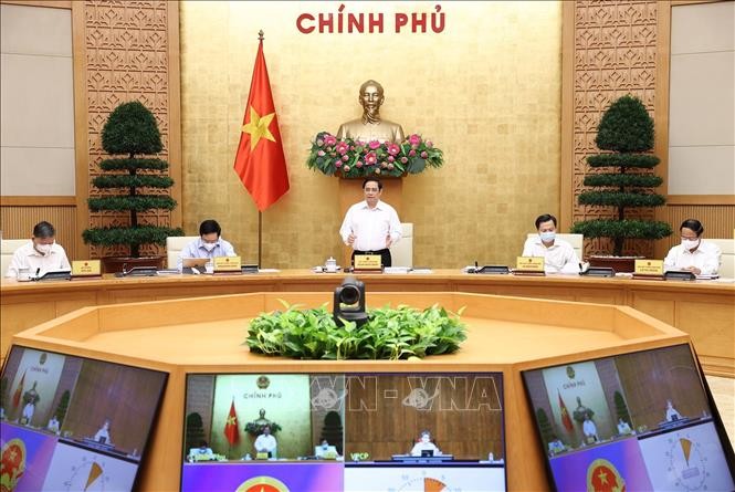 Gobierno vietnamita se ocupa del combate anti epidémico y la reactivación económica - ảnh 1
