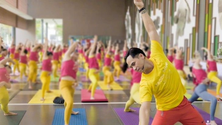 Happy Flow, o el yoga con música, un estilo cada vez más popular en Vietnam - ảnh 2