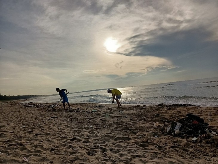 Trabajo voluntario por mantener limpia y hermosa la playa de Doi Duong - ảnh 1