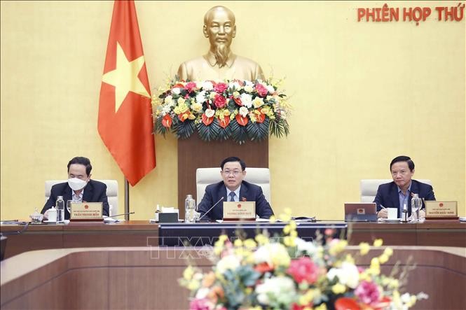 Comité Permanente del Parlamento vietnamita prosigue la agenda de su quinta reunión  - ảnh 1