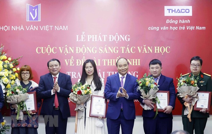 Presidente Nguyen Xuan Phuc asiste al acto de movilización de creaciones literarias sobre los niños - ảnh 1