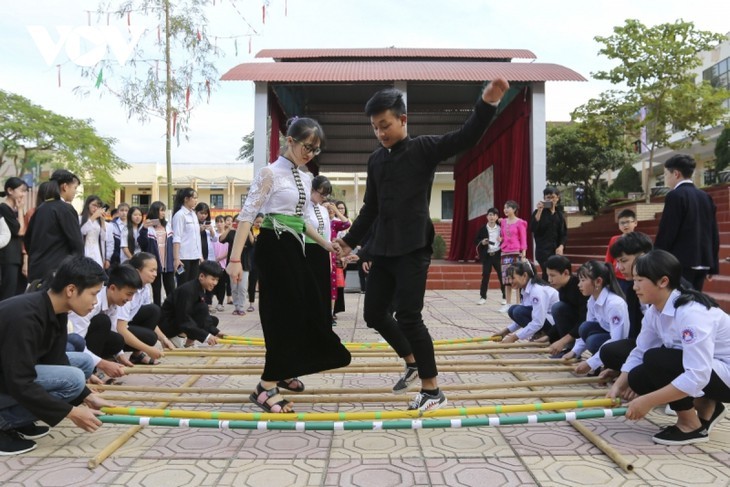 La danza Xoe de los Thai - ảnh 14