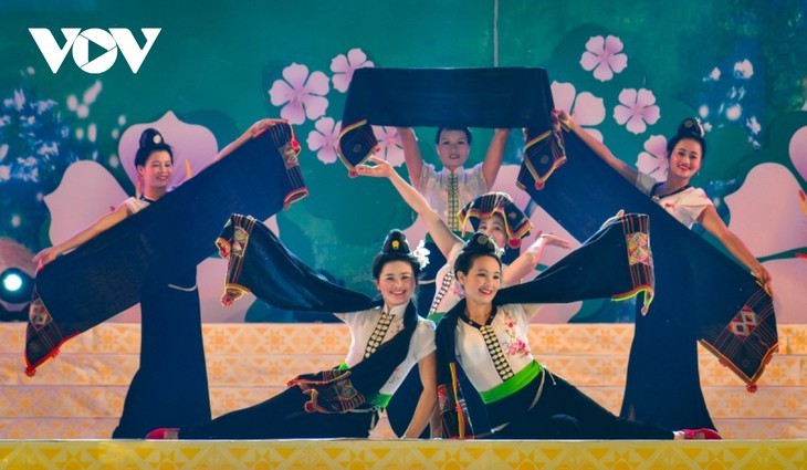 La danza Xoe de los Thai - ảnh 16