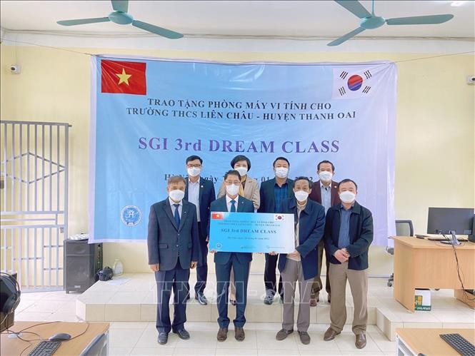 Corea del Sur obsequia aula informática a alumnos de Hanói - ảnh 1