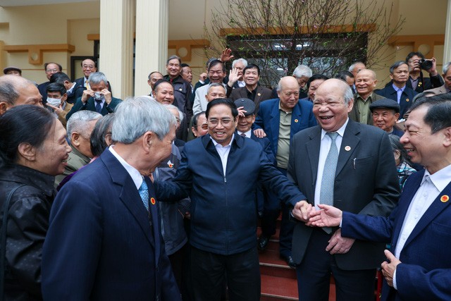 Primer ministro felicita a los ex funcionarios de Thanh Hoa en ocasión del Tet - ảnh 1
