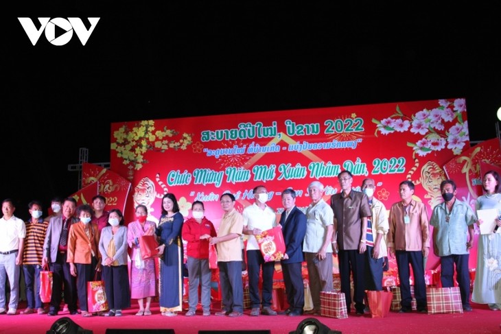 Entrega de regalos del Tet a los compatriotas residentes en Laos - ảnh 1