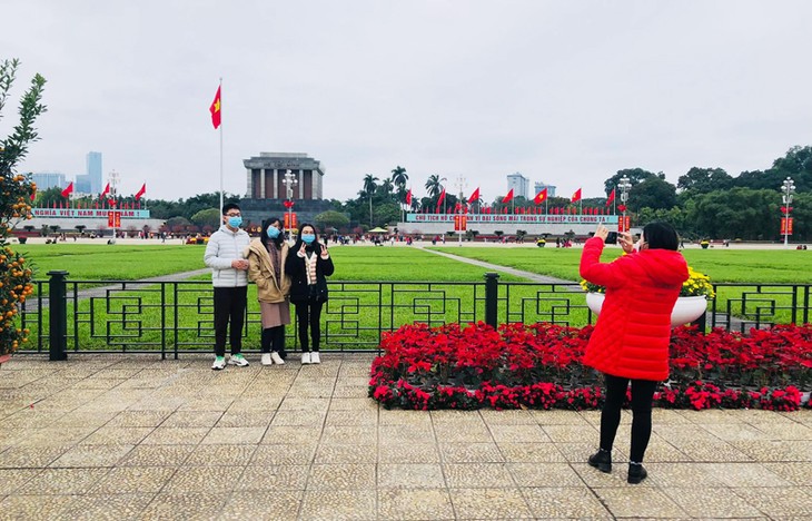 Hanói recibe a más de 105.000 visitantes durante las vacaciones del Tet - ảnh 1