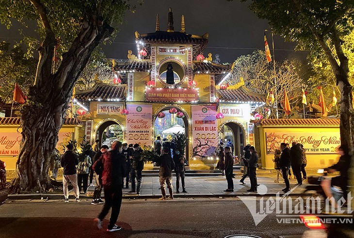 Visitas a las pagodas a principios del Año Nuevo Lunar: belleza cultural de Vietnam - ảnh 1