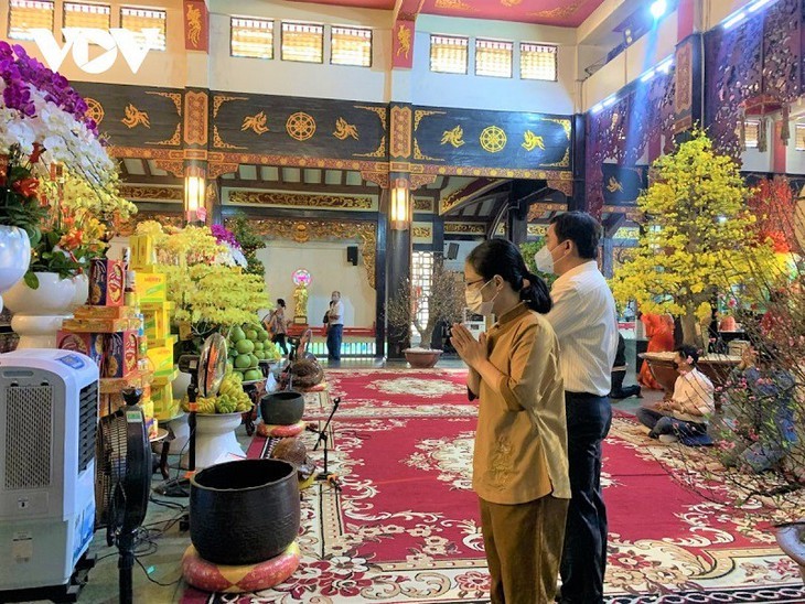 Visitas a las pagodas a principios del Año Nuevo Lunar: belleza cultural de Vietnam - ảnh 7