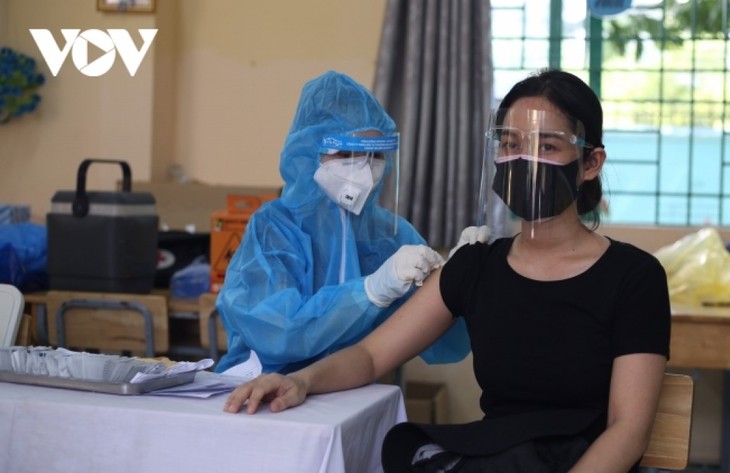 Vietnam administra más de 202 millones de dosis de vacuna contra el covid-19 - ảnh 1