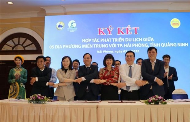 Hai Phong y Quang Ninh impulsan la cooperación turística con cinco localidades del centro - ảnh 1