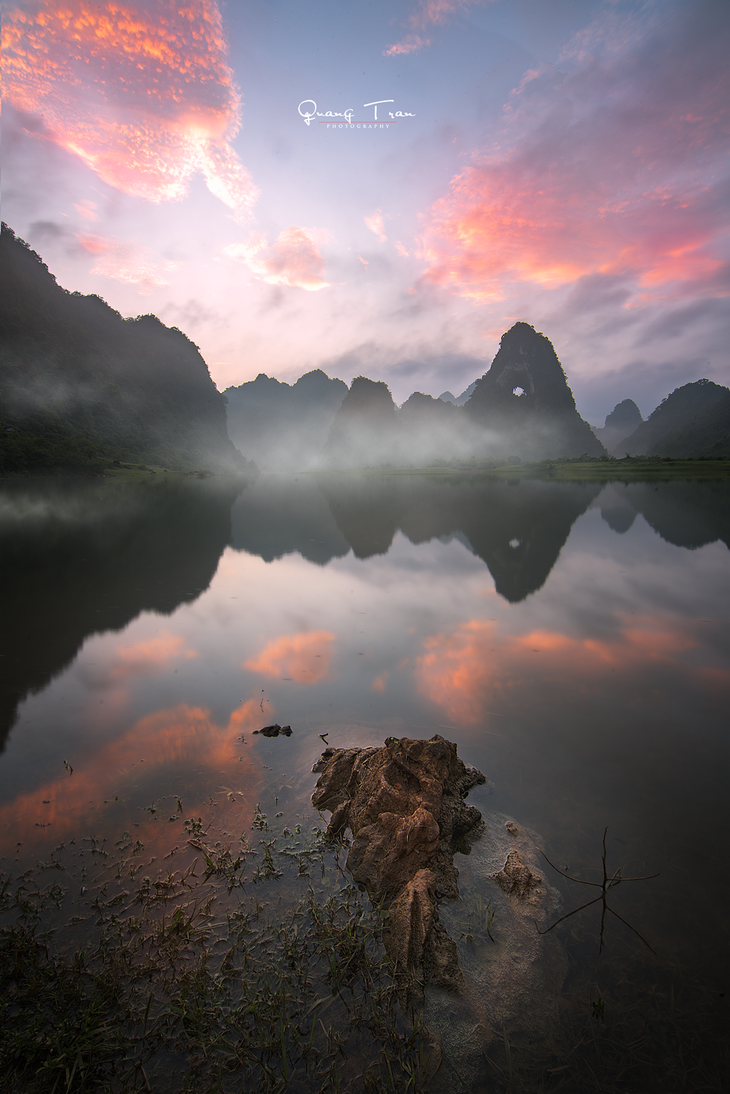 La belleza de la montaña “Ojo divino” en Cao Bang - ảnh 2