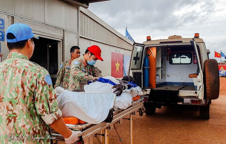 Cascos azules vietnamitas en Sudán del Sur tratan a un empleado de la ONU padecido de derrame cerebral - ảnh 1