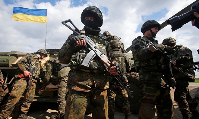ウクライナ、親露派「政府軍を包囲」 投降求め最後通告 - ảnh 1
