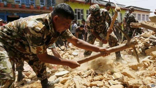 ネパール大地震、死者数7000人超 - ảnh 1