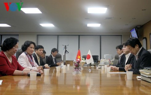 日本を訪問中のガン国会副議長の活動 - ảnh 1