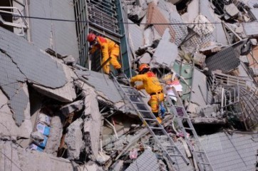 台湾地震 ２０人死亡 倒壊した建物内に１２０人余か - ảnh 1