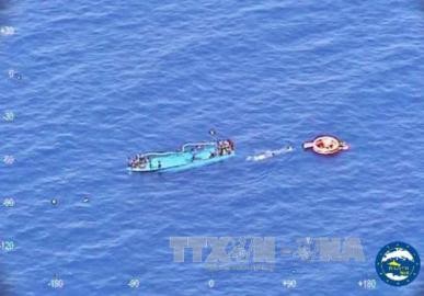 難民乗せた船 相次ぎ転覆 今週だけで７０００人超救助 - ảnh 1