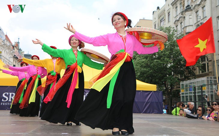 ベトナム、チェコで各少数民族の文化祭に参加 - ảnh 1