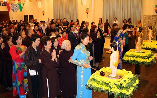  チェコ在留ベトナム人、潅仏会を記念する - ảnh 1