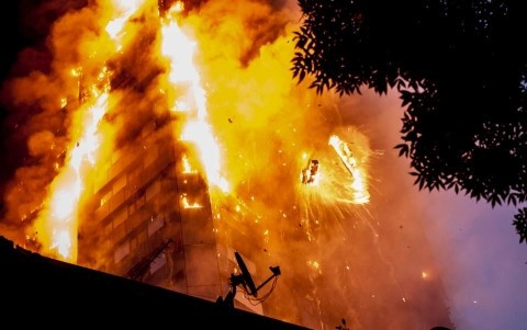 ロンドン高層住宅で火災 多数のけが人 - ảnh 1