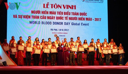 全国代表的な自発的献血者を顕彰 - ảnh 1