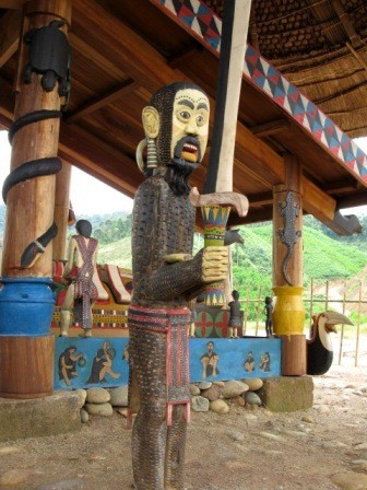 コトゥ族のお墓に施された彫刻 - ảnh 3
