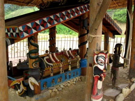 コトゥ族のお墓に施された彫刻 - ảnh 1