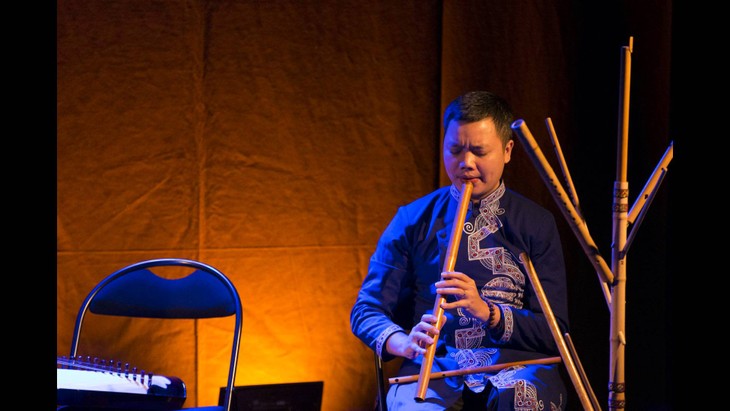 ベトナムの民族楽器サオという名の横笛の演奏 - ảnh 1