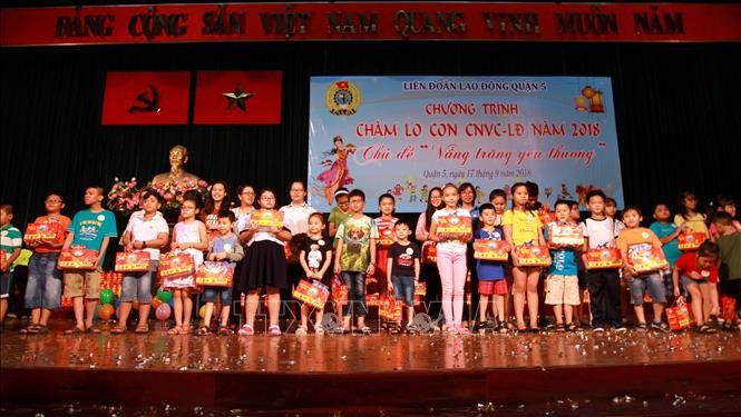 Efectúan actividades a favor de los niños vietnamitas en la Fiesta del Medio Otoño - ảnh 1