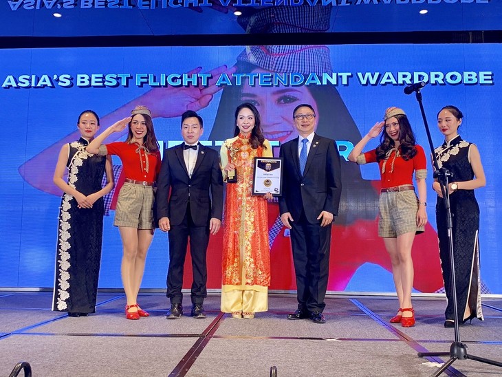 ベトナムの航空会社ベトジェット アジアで最も美しい客室乗組員の制服 表彰 - ảnh 1