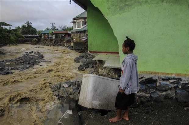 インドネシア鉄砲水、がれきから乳児救出 死者は79人に - ảnh 1